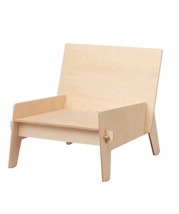 Jednoduché kreslo z preglejky z novej kolekcie IKEA ÖVERALLT.