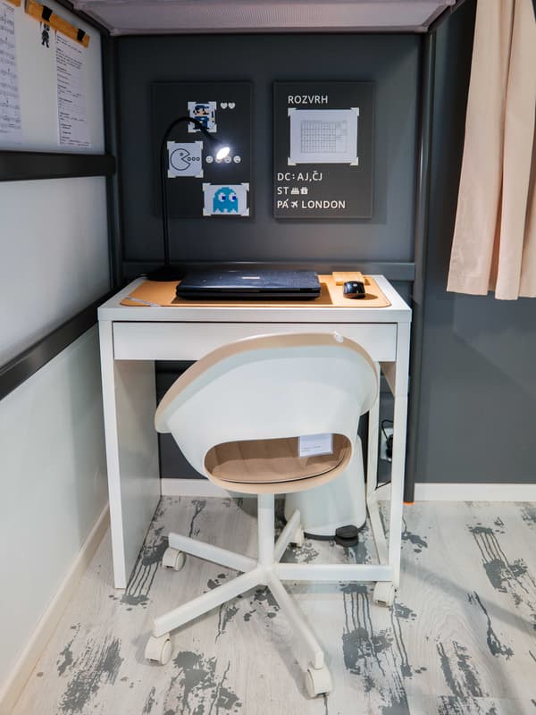 Jednoduchý a uhladený pracovný stôl MICKE vám pomôže skryť všetky nepekné káble a zmestí sa takmer kamkoľvek.