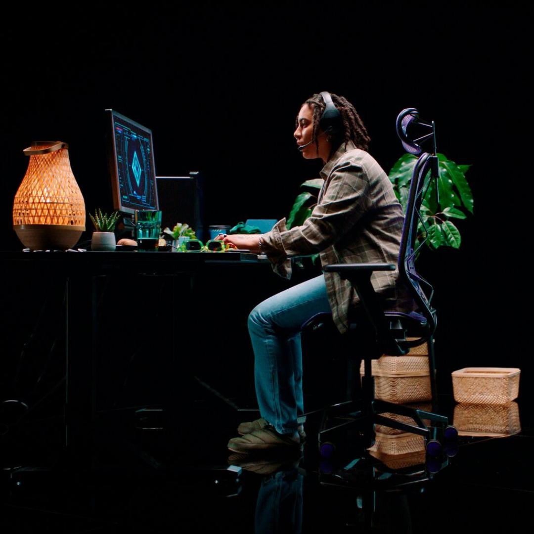 jeune qui joue sur l'ordi