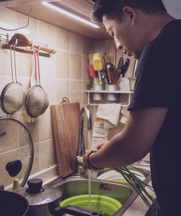 Jiaqin ล้างผักที่อ่างในครัว