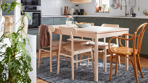 Jídelní stůl se čtyřmi židlemi ze série RÖNNINGE, a jedna židle IKEA ze 60. let