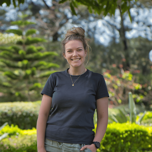 Johanna, Communication Specialist bei IKEA, steht draußen im Grünen und lächelt.
