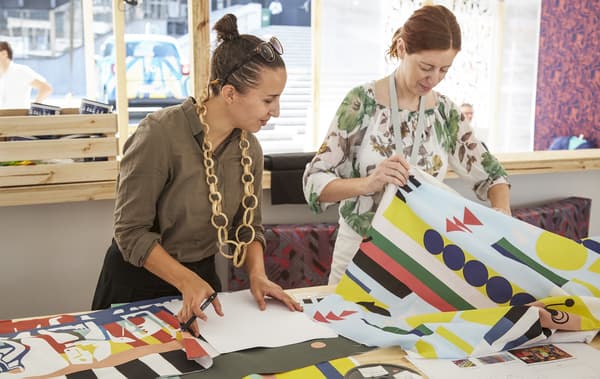 Johanna Jelinek et Renée Rossouw en train de travailler sur des idées avec des textiles.