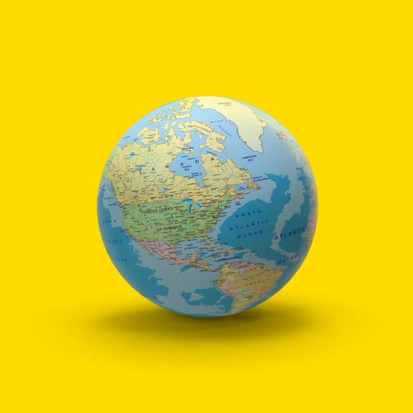 Jordglob som visar Nordamerika och Atlanten, mot gul bakgrund.
