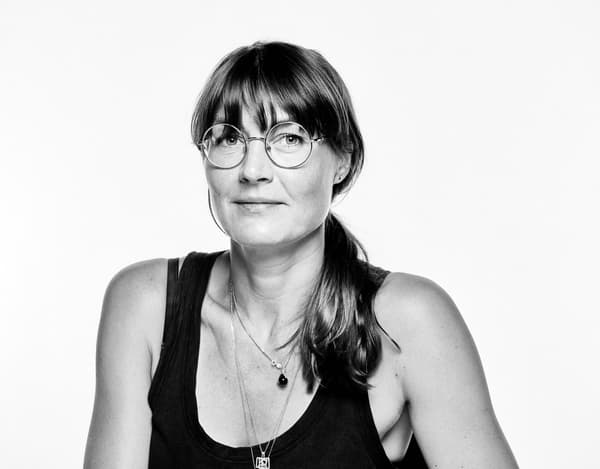 아디다스 디자인 부문 부사장 Josefine Aberg의 흑백 사진