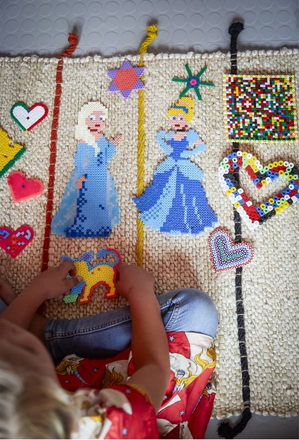 Jouets sur un tapis coloré.