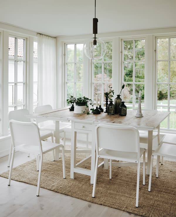 Jouez sur le contraste entre du mobilier blanc et des verres foncés