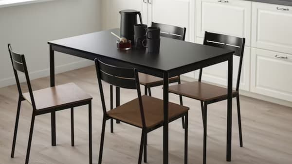 Juego de comedor de cuatro sillas de la serie SANDSBERG.