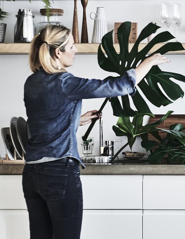 Jules, creative director in her kitchen, preparing a flower arrangement.