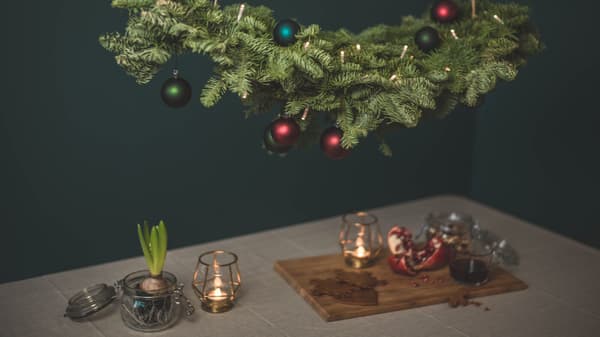 Julgranskulor hänger över ett bord.