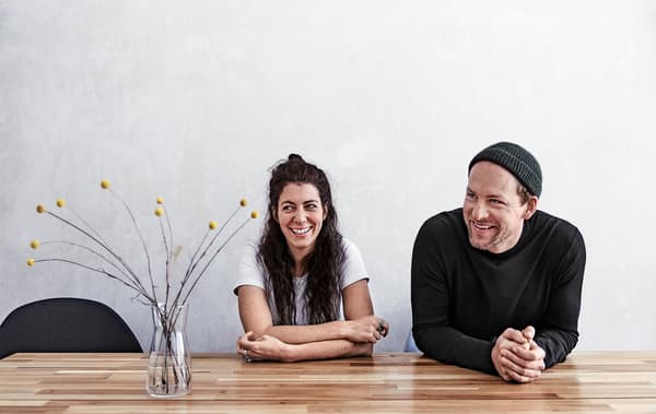 Julia e André al tavolo da pranzo.