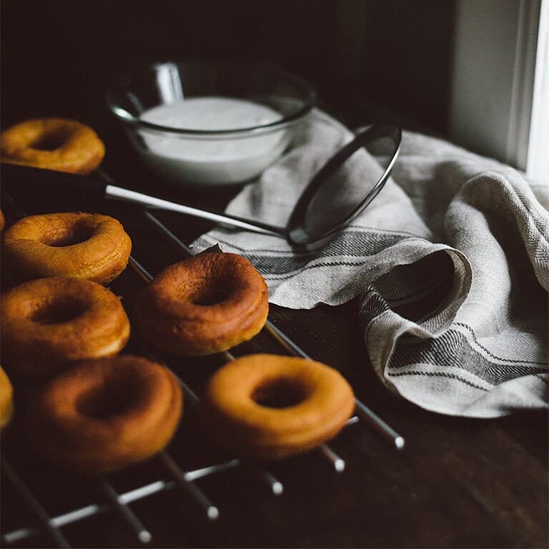 Juliga donuts ligger på ett galler.