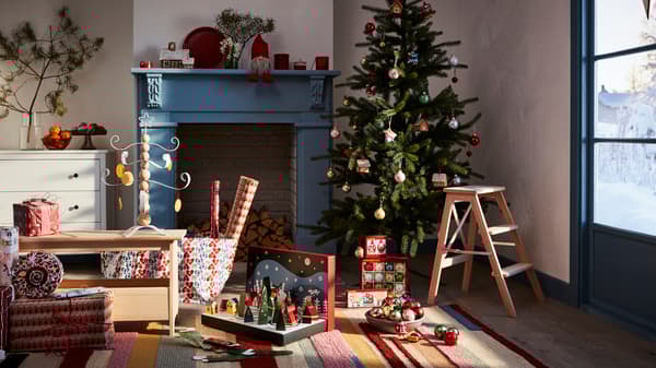 Julpyntat hem med en brasa och julgran
