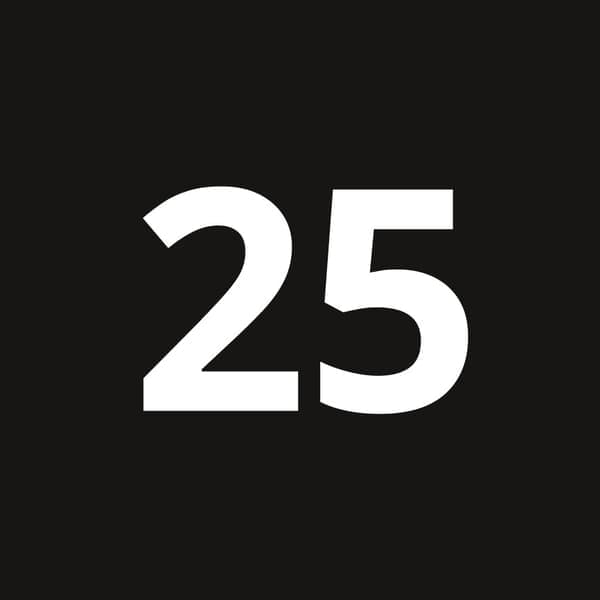 Juodame fone skaičius 25 baltai