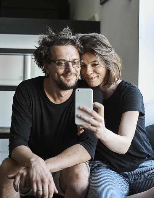 Jurij e Konstancja si fanno un selfie sulle scale.