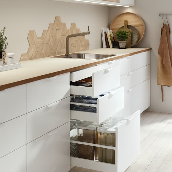Kabinet dasar METOD dengan sink dan tiga bahagian depan dan dua laci dengan pintu VEDDINGE berwarna putih. 
