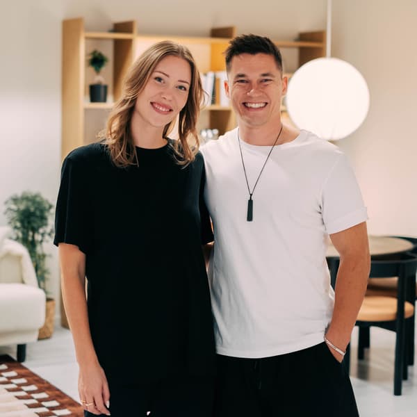 Kæresteparret fra Sydhavnen — Christine og Daniel – står foran deres indretning af en stue i IKEA Taastrup.