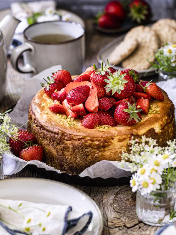 Käsekuchen mit Haferkeksboden.