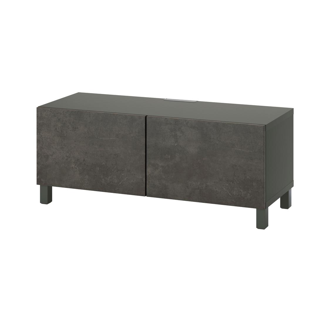 Kästen, Bücher und Spielzeug sind in den offenen Regalen einer schwarzblauen SKRUVBY TV-Bank zu sehen, auf der sich ein schwarzer Fernseher befindet.