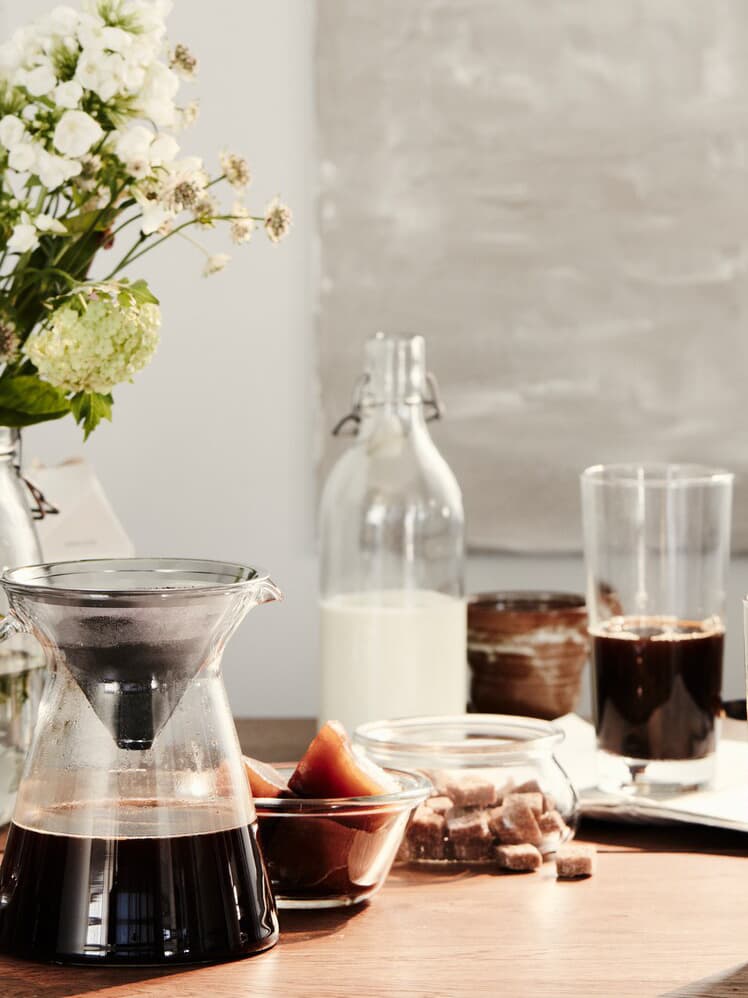 Kaffe, mjölk och annat på ett bord.