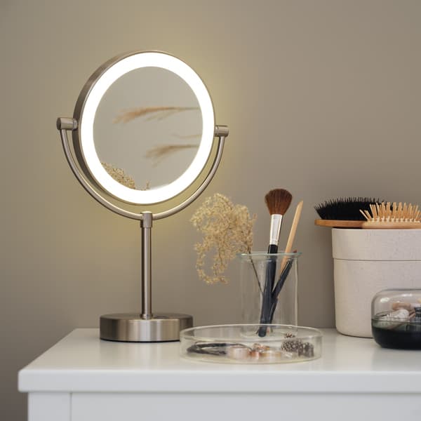 Kaitum mirror with integrated lighting battery operated