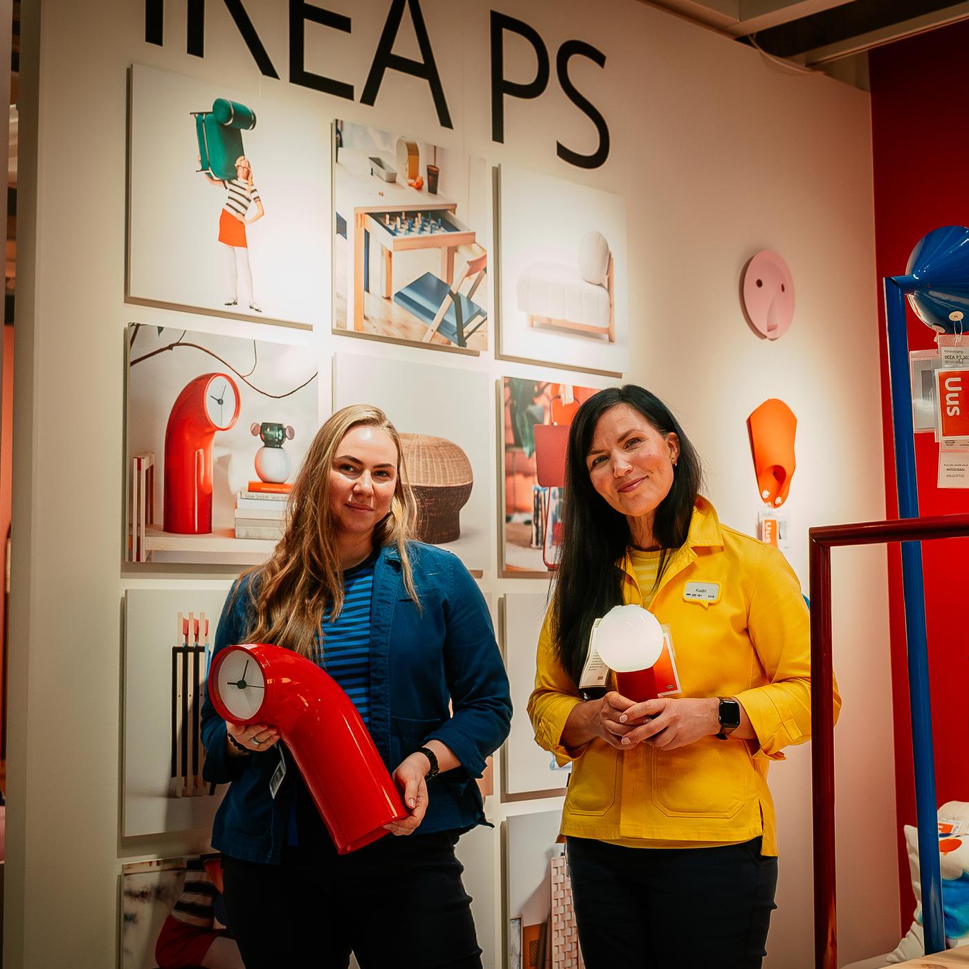Kaks sinikollastes vormirõivastes rõõmsat IKEA töötajat seisavad IKEA Tallinna poes ja nende ümber on julgetes värvides uue IKEA PS 2026 kollektsiooni esemed.