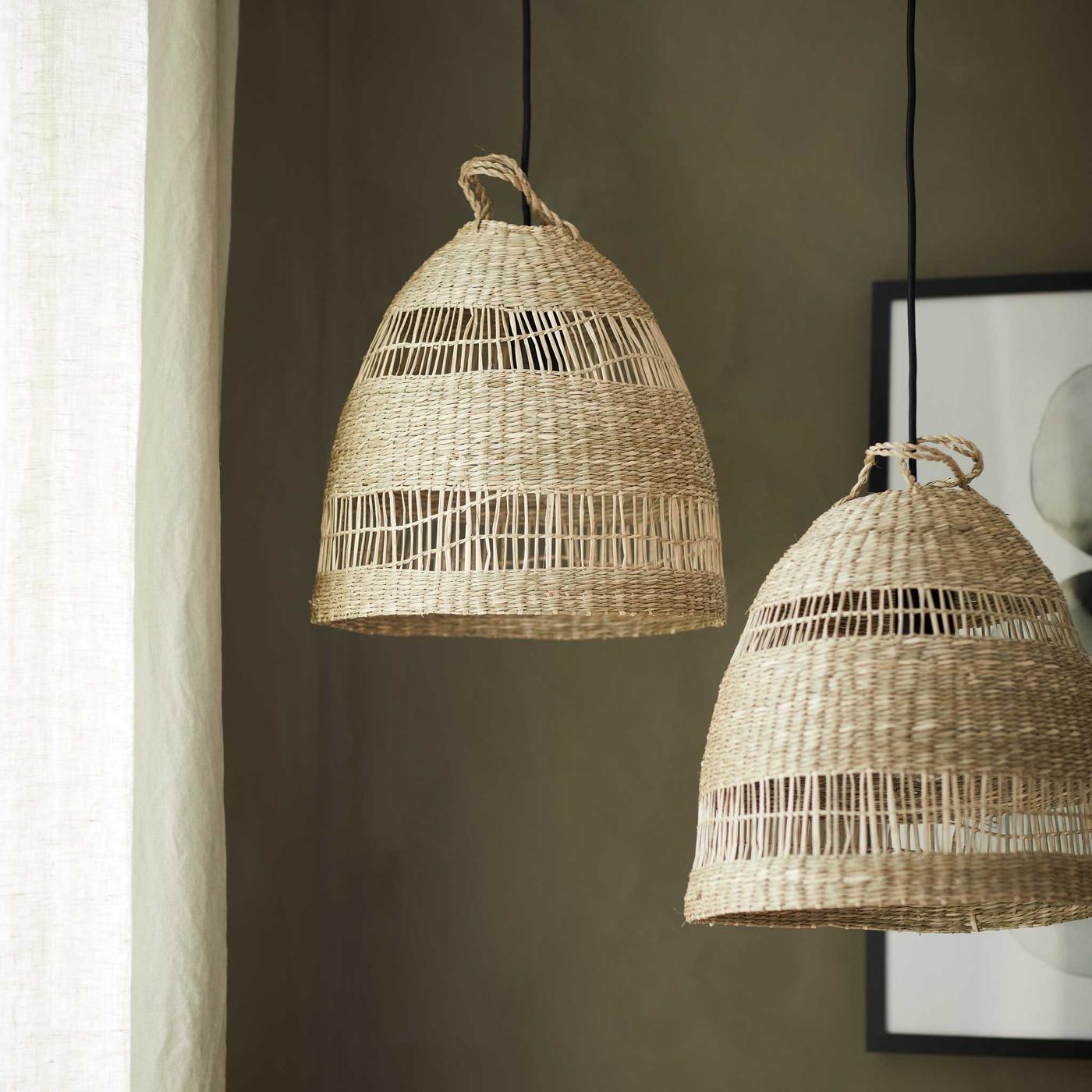 Kaksi TORARED-Kattovalaisimen varjostinta toikkuu katossa tummaa seinää vasten