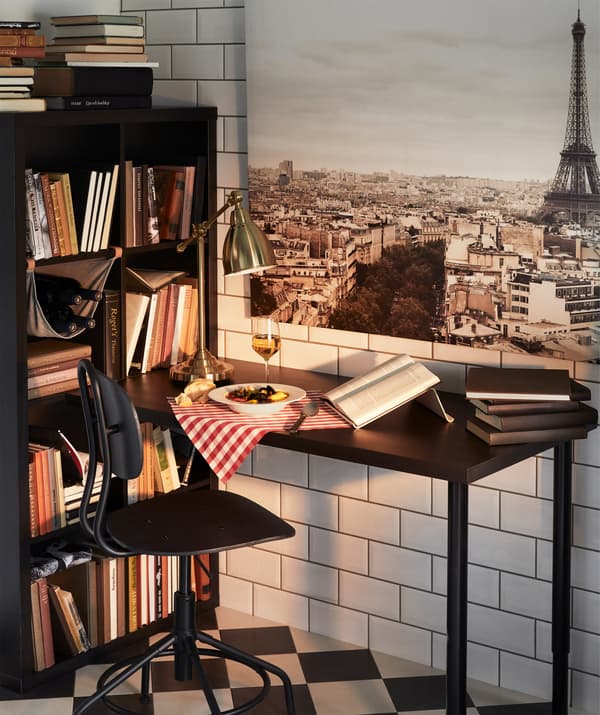 จัดโต๊ะทำงาน KALLAX/คอลแล็กซ์ ของอิเกียไว้ด้านข้างตู้หนังสือและรับประทานอาหารกับนักเขียนคนโปรดของคุณได้ทุกเวลา