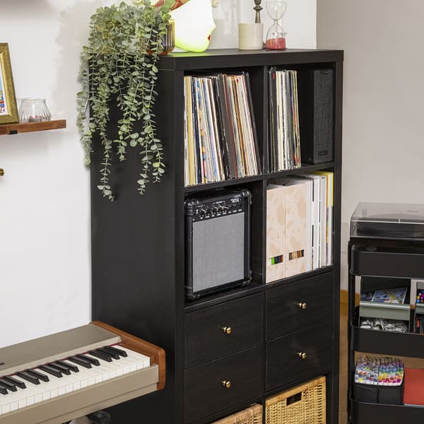 KALLAX Scaffale marrone-nero con dischi all'interno
