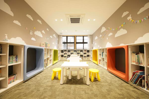 カラフルな家具と印象的な収納棚のある児童館。