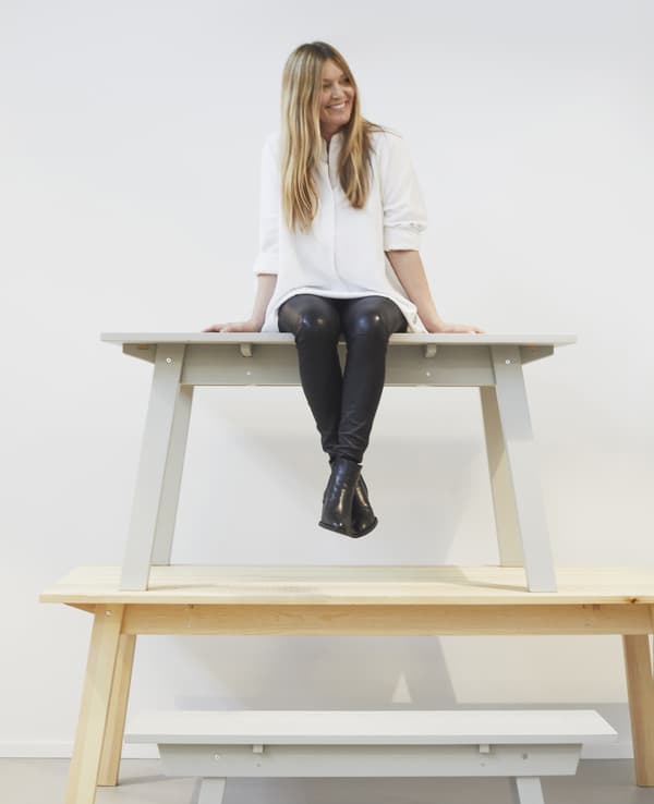 Karin Gustavsson assise sur des bancs empilés.
