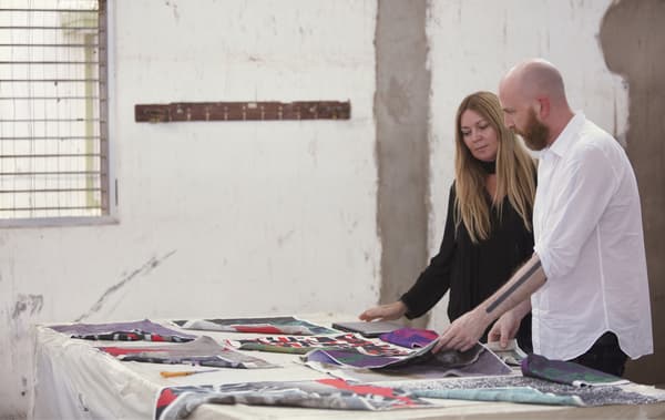 Karin Gustavsson และ Martin Bergström กำลังมองไปที่ผ้าหลากหลายสีสันบนโต๊ะขนาดใหญ่