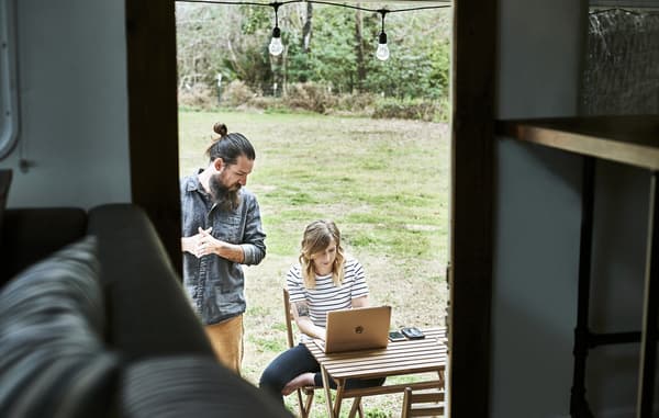 Karlton et Toni à l’extérieur de leur mobil-home.