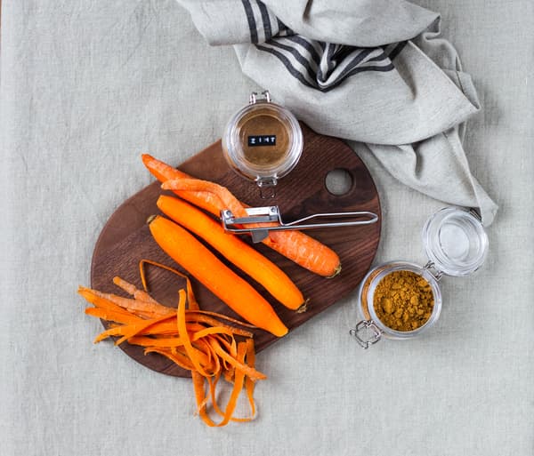 Karotten werden geschält und vorbereitet für selbstgemachten Kürbis-Karotten-Aufstrich.