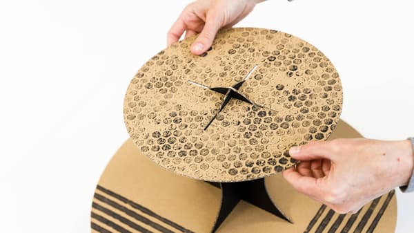 Kartonetagere wird zusammengebaut