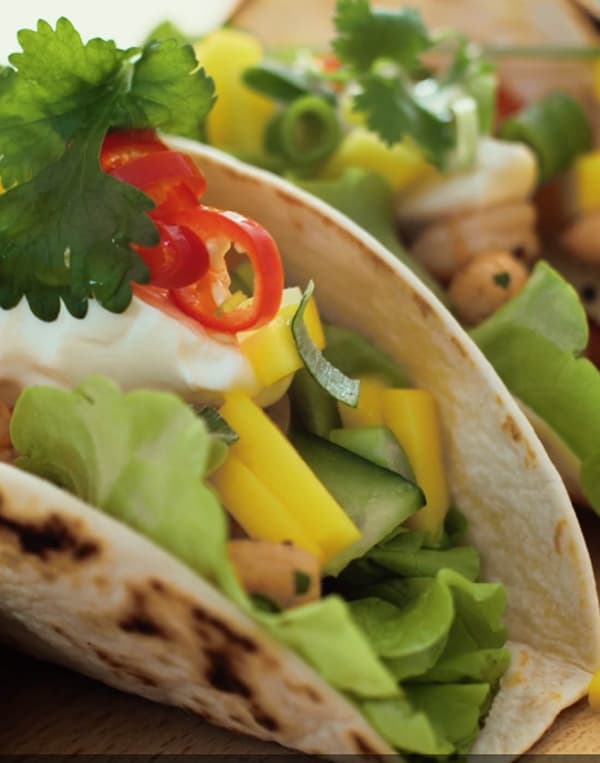 Kasvis- ja katkaraputäytteisiä tacoja lähikuvassa.