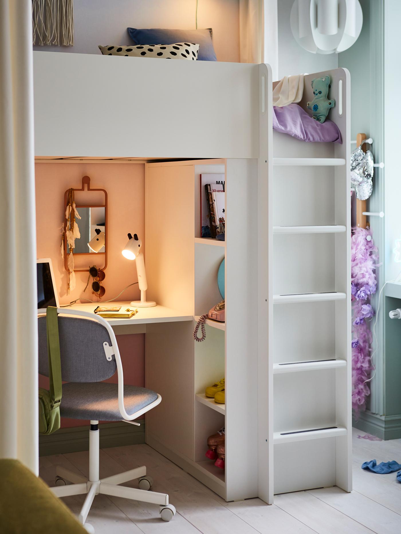 Katil loteng dengan meja SMÅSTAD berwarna putih dengan lampu kerja LED KRUX berwarna putih di atas meja itu dan kerusi pusing ÖRFJÄLL di hadapannya.