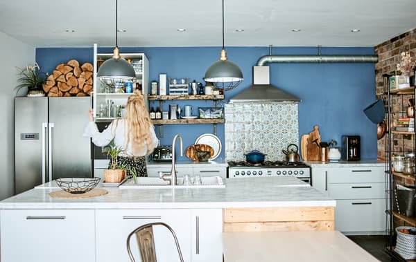 Katty nella sua cucina con una grande isola al centro - IKEA