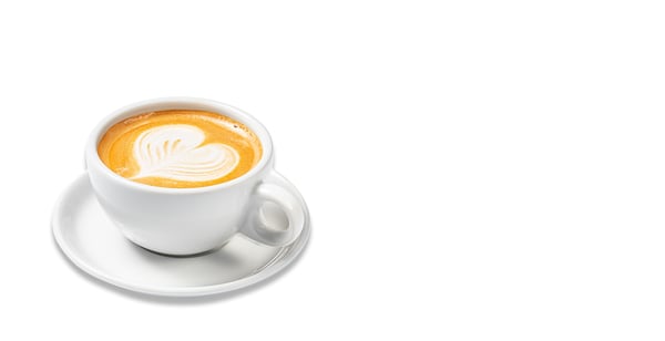 Káva v bílém hrníčku s vykresleným srdcem