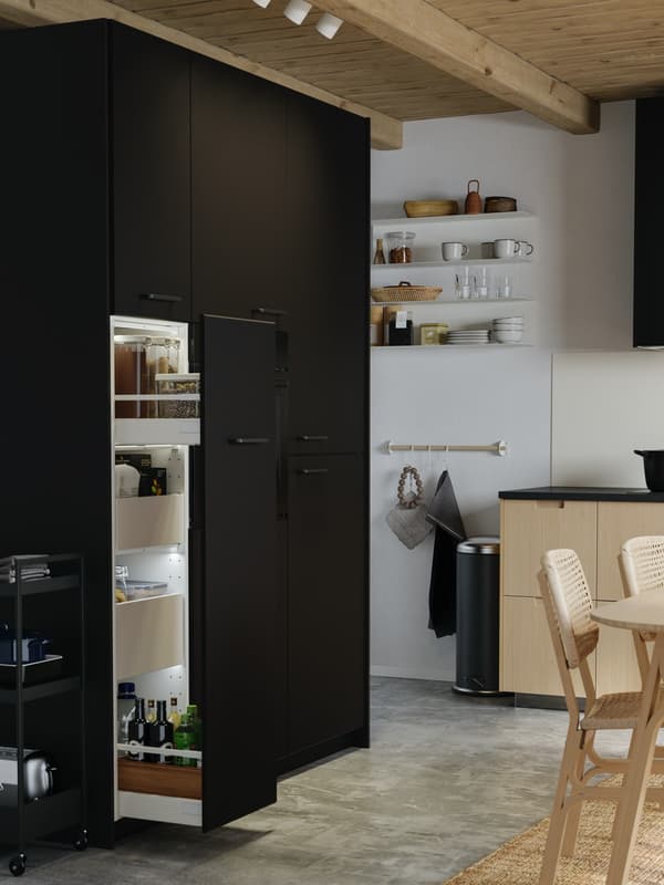 Keep everything organised and easy to find with a pull-out pantry. 