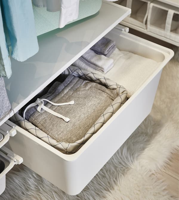 Keep smaller items neatly and tidy with interior organisers in drawers.