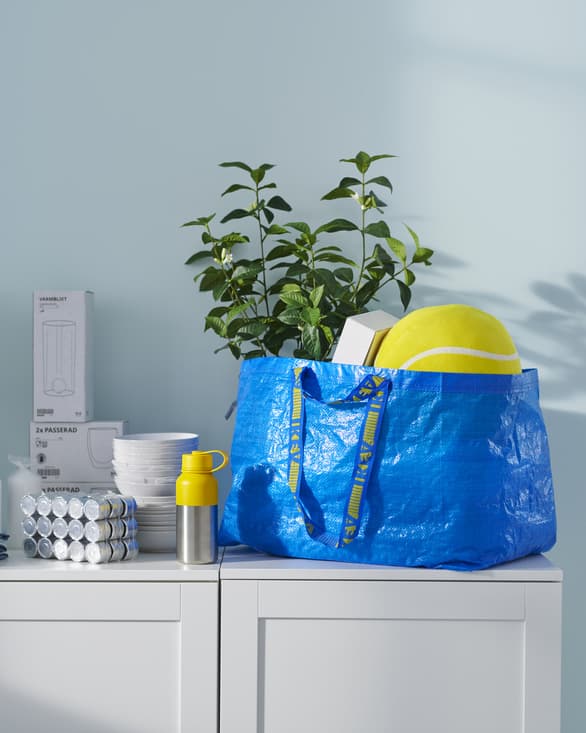 Kék IKEA táska.