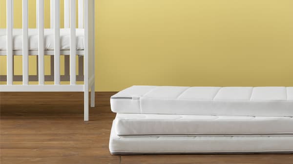 Kelengkapan Rumah IKEA menampilkan pelbagai tilam katil bayi, tilam busa KRUMMELUR untuk katil bayi