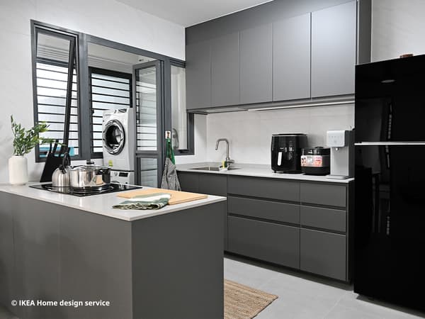 Kelody and Zack's 4-room BTO unit's kitchen designed by IKEA Singapore Home design service. A METOD kitchen system with VOXTORP dark grey door fronts.