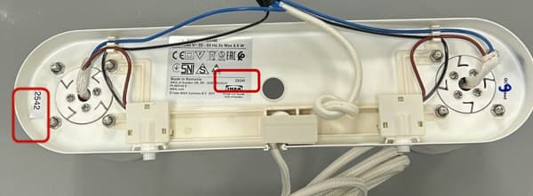 Kép a lámpáról hátulról, dátummal ellátott pecséttel