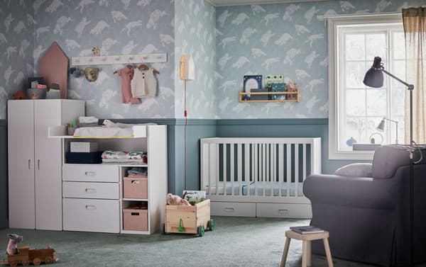 Kerusi berlengan kelabu IKEA EKTORP yang besar sesuai digunakan sebagai kerusi menyusu yang selesa untuk bilik bayi anda. Sarungnya boleh ditanggal dan dicuci serta ia ada ruang yang besar untuk bantal menyusu LEN.