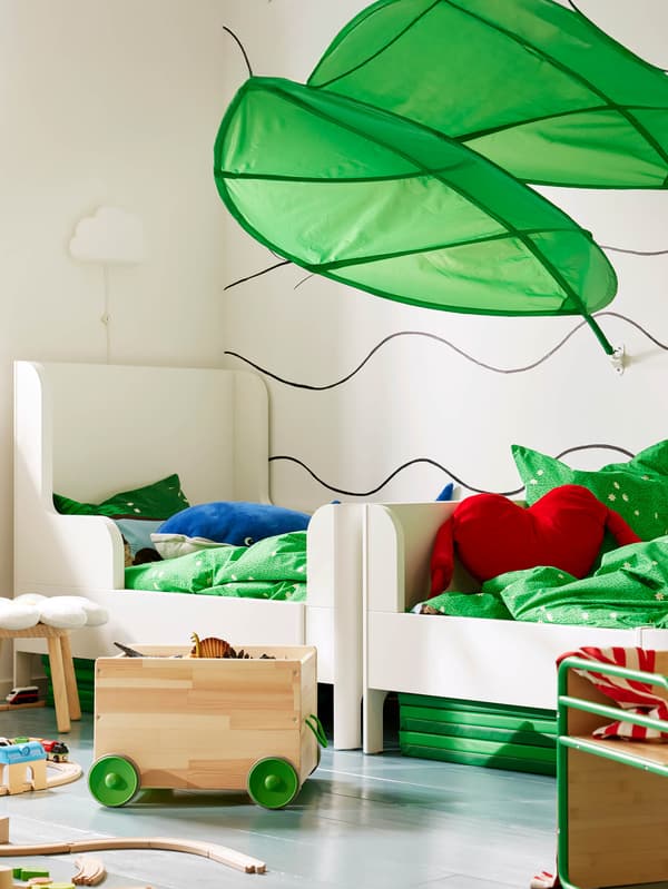 Két BUSUNGE meghosszabbítható ágy két LÖVA ágybaldachin alatt.