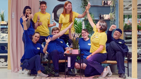 Két férfi és egy nő, IKEA egyenruhában.