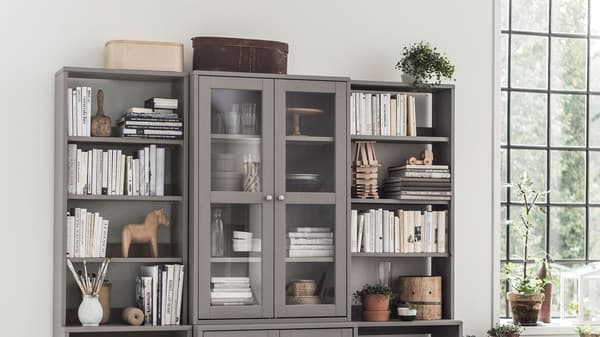 Két IKEA HAVSTA polc, nyitott tárolókkal és üvegajtókkal, tömör fenyőből.