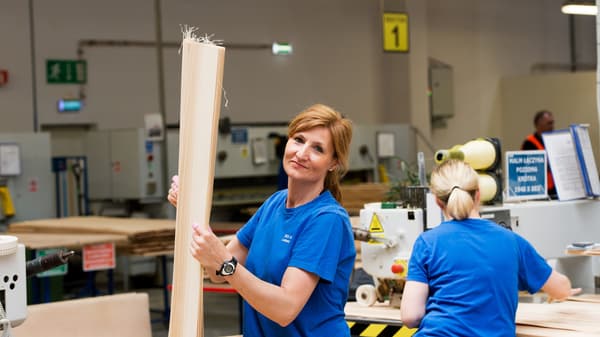 Két kék pólós nő egy IKEA beszállító raktárában rolók prototípusával dolgozik.